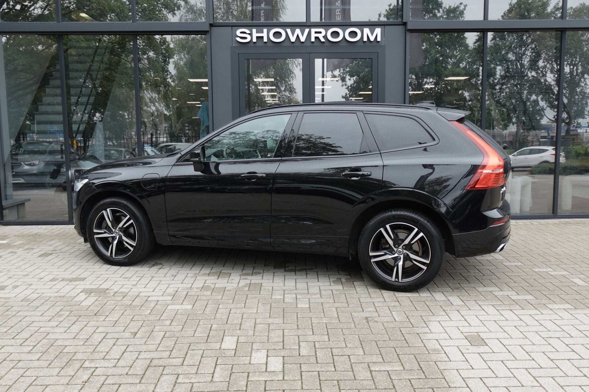 Volvo XC60 2.0 T8 Twin Engine AWD R-Design PANO KEYLESS VOL', Automaat, Dealer onderhouden, Gebruikt, Zwart