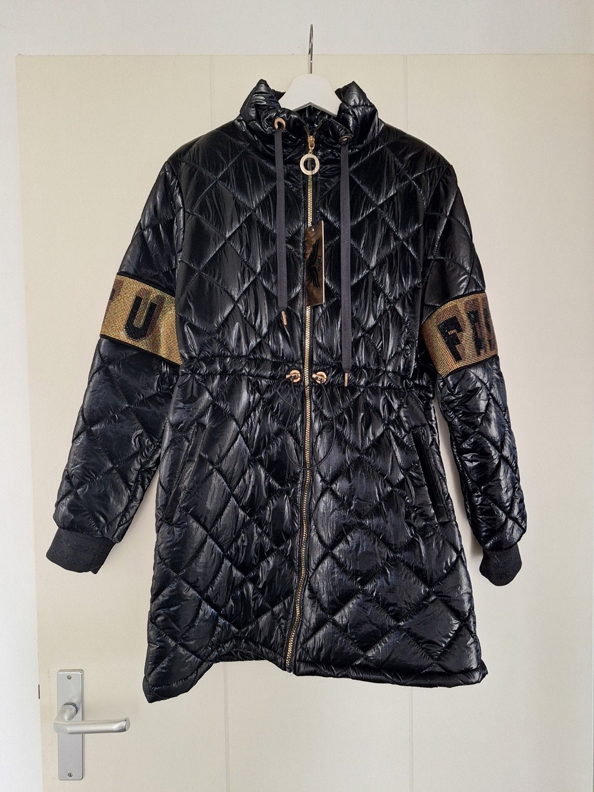 Tatu Fashion gewatteerde jas zwart/goud maat 42, Tatu Fashion, Ophalen of Verzenden
