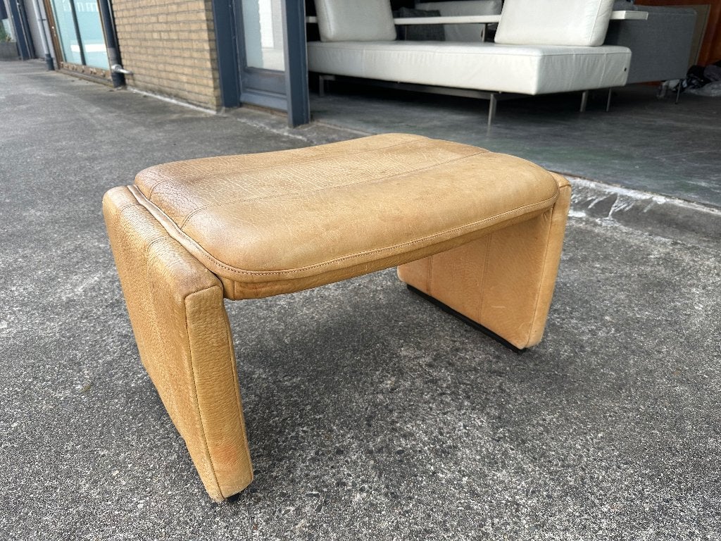 Mooie vintage de Sede Neck leder camel design hocker, Huis en Inrichting, Gebruikt, Mid century, Minder dan 50 cm, Ophalen of Verzenden