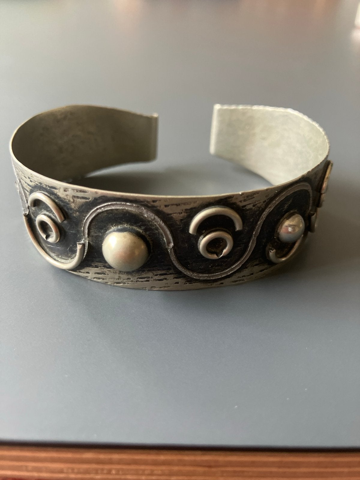Vintage Zilverkleurige Armband met Decoratieve Krullen, Ophalen of Verzenden, Gebruikt, Zilver, Overige materialen