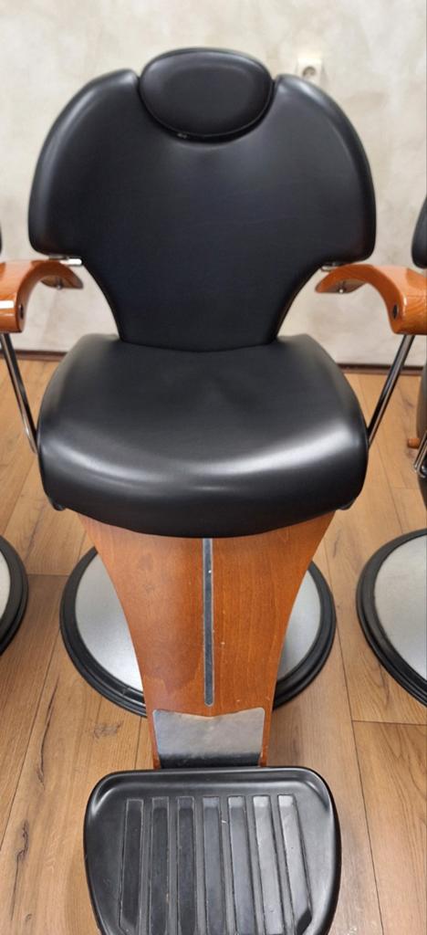 Professionele kappersstoel - Zwart met houten accenten, Klassiek, Barbiersstoel, Zwart, Ophalen of Verzenden, Zo goed als nieuw