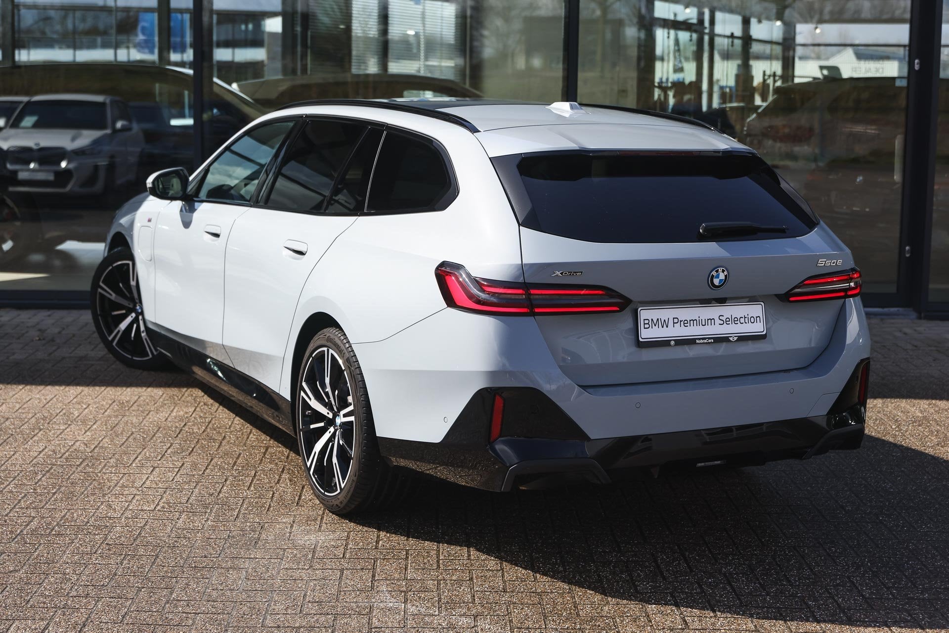 BMW 5 Serie Touring 550e xDrive M Sport Automaat / Panoramad, Dealer onderhouden, Gebruikt, Met garantie (alle), 489 pk