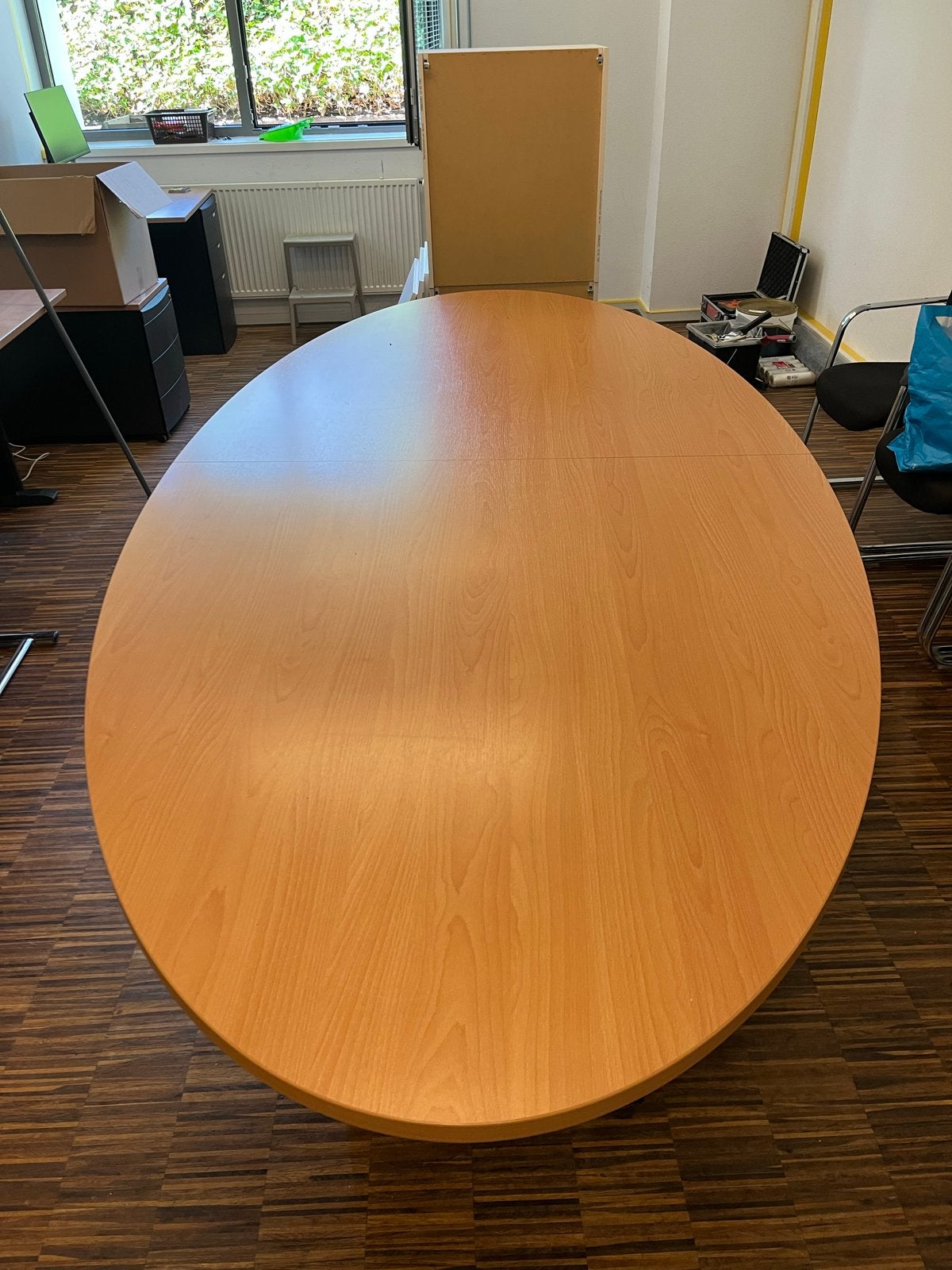 Grote ovale vergadertafel, licht hout met zwarte poten, Ophalen, Gebruikt, 100 tot 150 cm, 200 cm of meer