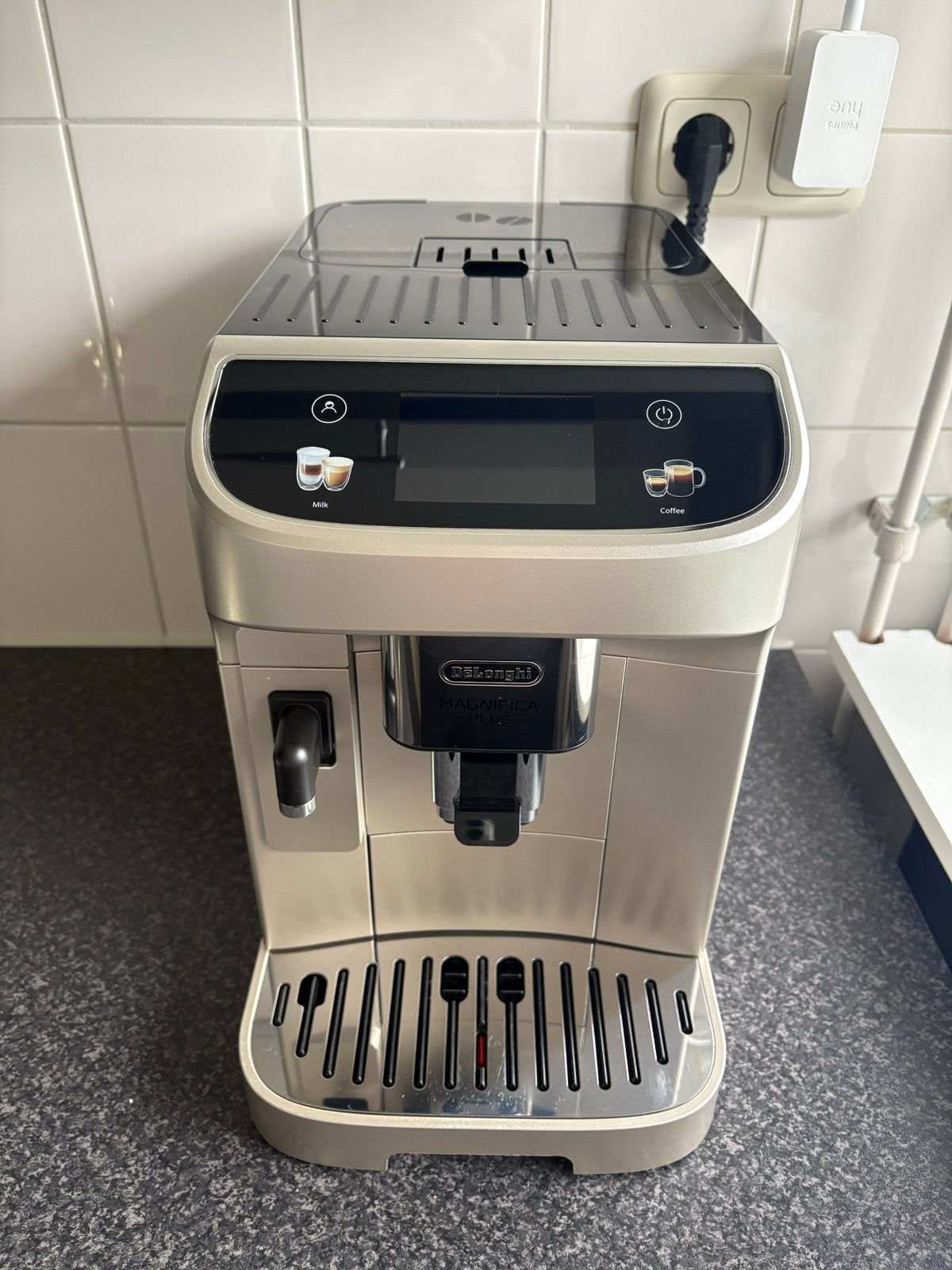 De'Longhi Magnifica Plus, Witgoed en Apparatuur, Koffiezetapparaten, Zo goed als nieuw, Koffiebonen, Espresso apparaat, Afneembaar waterreservoir