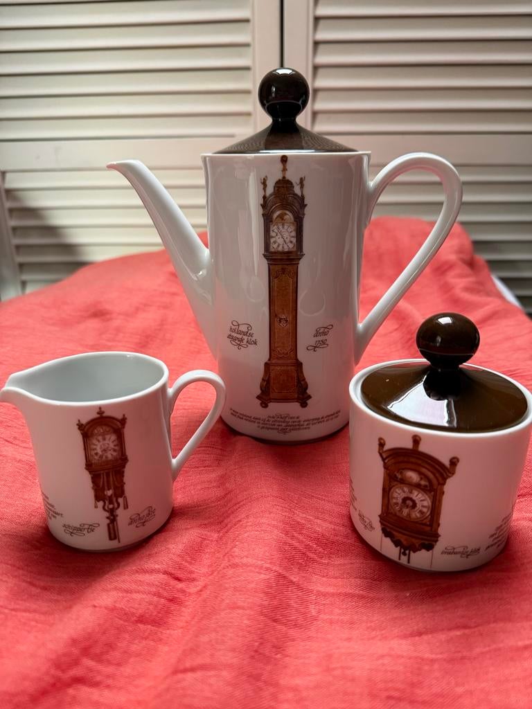 Theepot, melkkannetje en suikerpotje met klokdecor, Ophalen