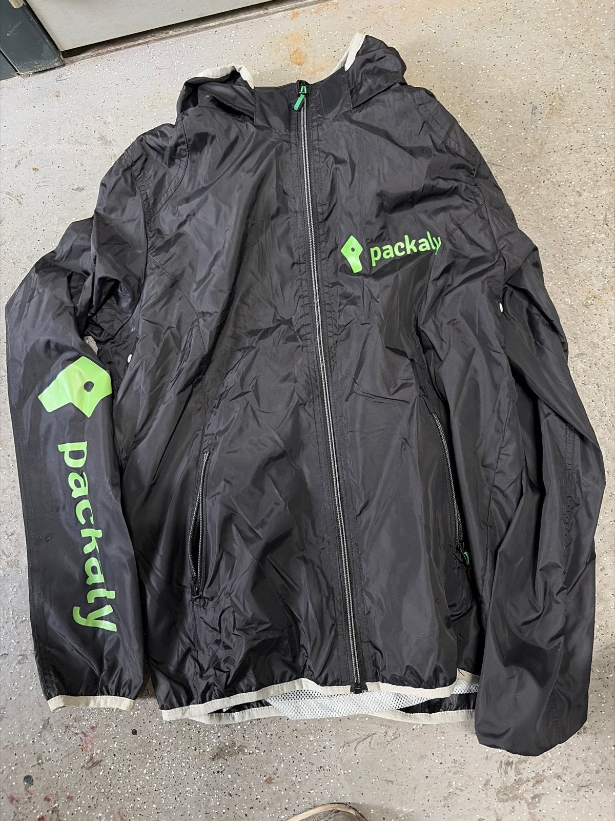 Packaly windjack/regenjas - Zwart met groen logo, Ophalen, Zo goed als nieuw, Maat 38/40 (M), Zwart