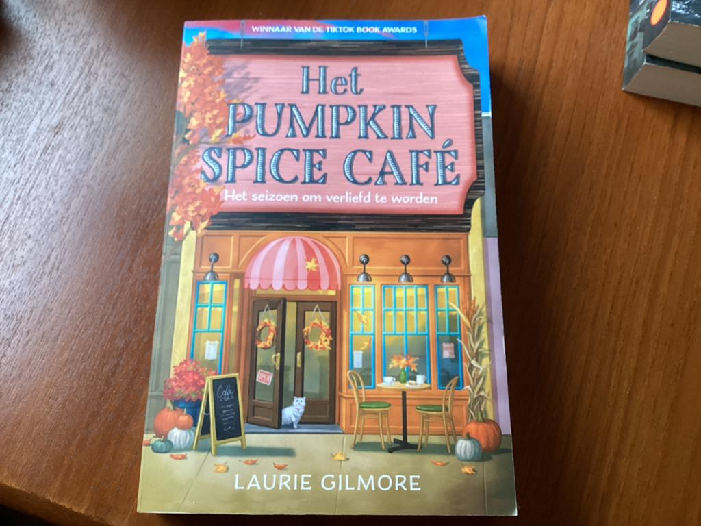 Het Pumpkin Spice Café - Laurie Gilmore (TikTok Book Award), Ophalen of Verzenden, Zo goed als nieuw, Nederland