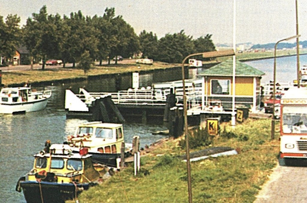 38125	St Maartensvlotbrug	NH 1978 gel in 85	Gelopen, Ophalen of Verzenden, 1960 tot 1980, Gelopen, Noord-Holland