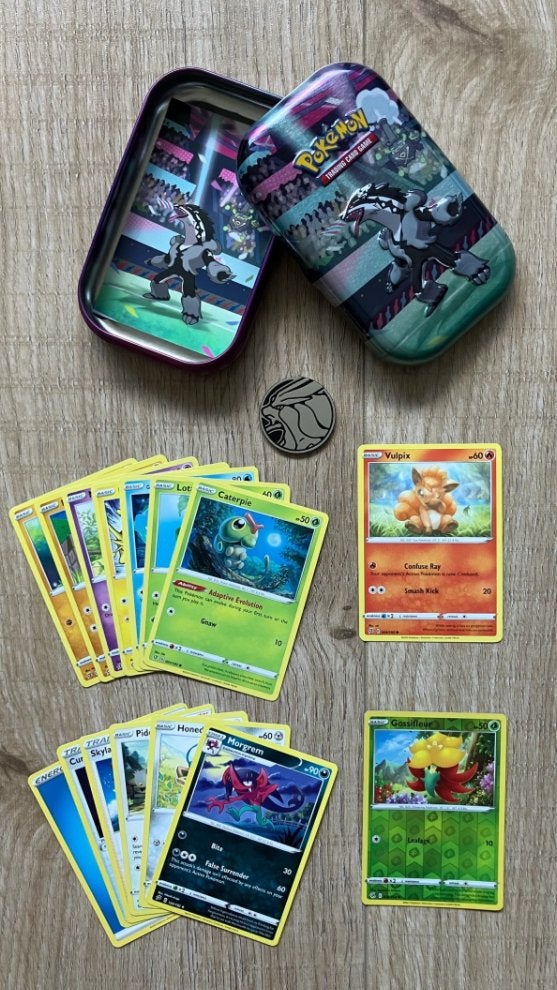 Galarian Obstagoon Galar mini tin met 15 Pokémon kaarten, Ophalen of Verzenden, Zo goed als nieuw, Meerdere kaarten, Foil