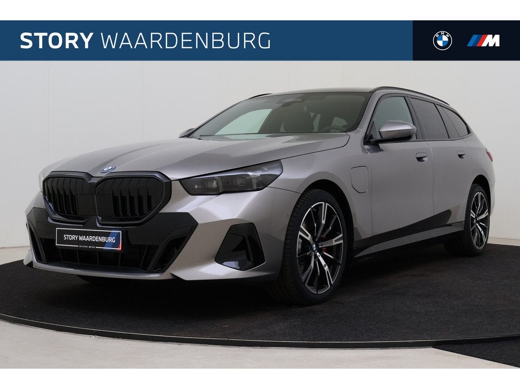 BMW 5 Serie Touring 530e M Sport Automaat / Panoramadak / Tr, Auto's, BMW, Automaat, 1998 cc, Achterwielaandrijving, Zwart