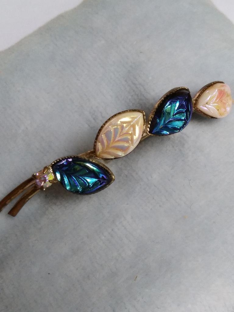 BROCHE, verzilverd, ca 5,5 cm lang met 4 Parelmoer blaadjes, Ophalen of Verzenden, Overige materialen, Broche, Met edelsteen