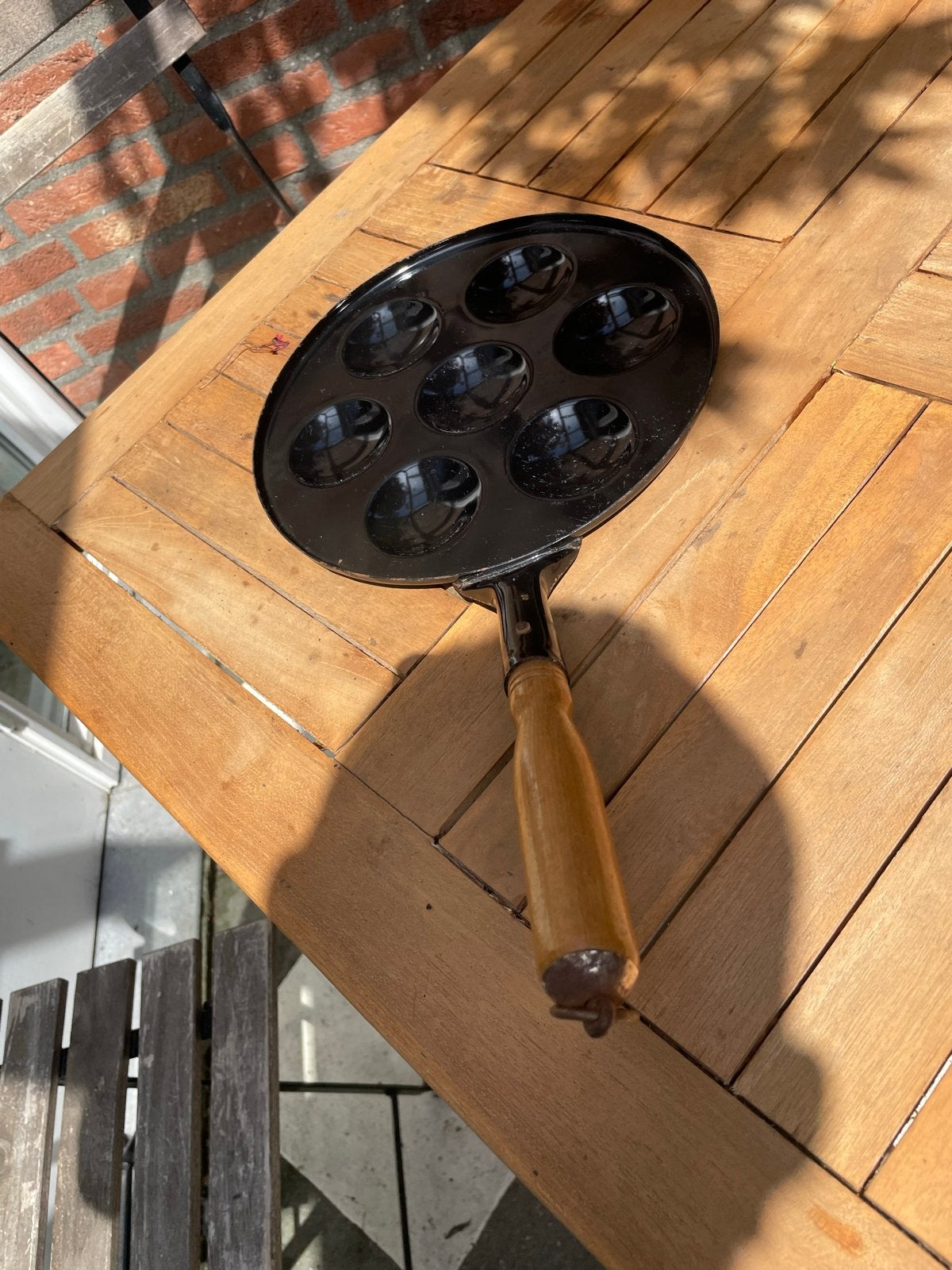Vintage poffertjespan met houten handvat, Ophalen of Verzenden, Zwart, Metaal, Overige typen