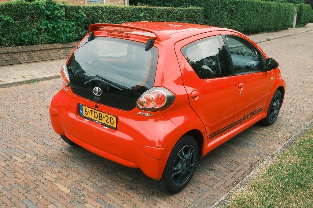Toyota Aygo 1.0 12V Vvt-i 5DRS 2014 Rood, Auto's, Voorwielaandrijving, Euro 5, Zwart, 4 stoelen