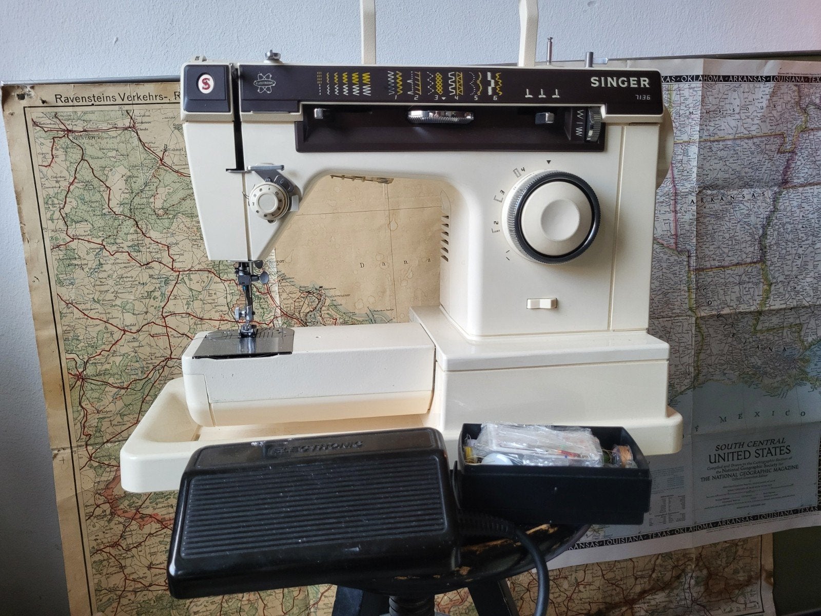 Singer 7136 elektronische naaimachine met koffer, pedaal en, Ophalen of Verzenden, Gebruikt, Naaimachine, Singer