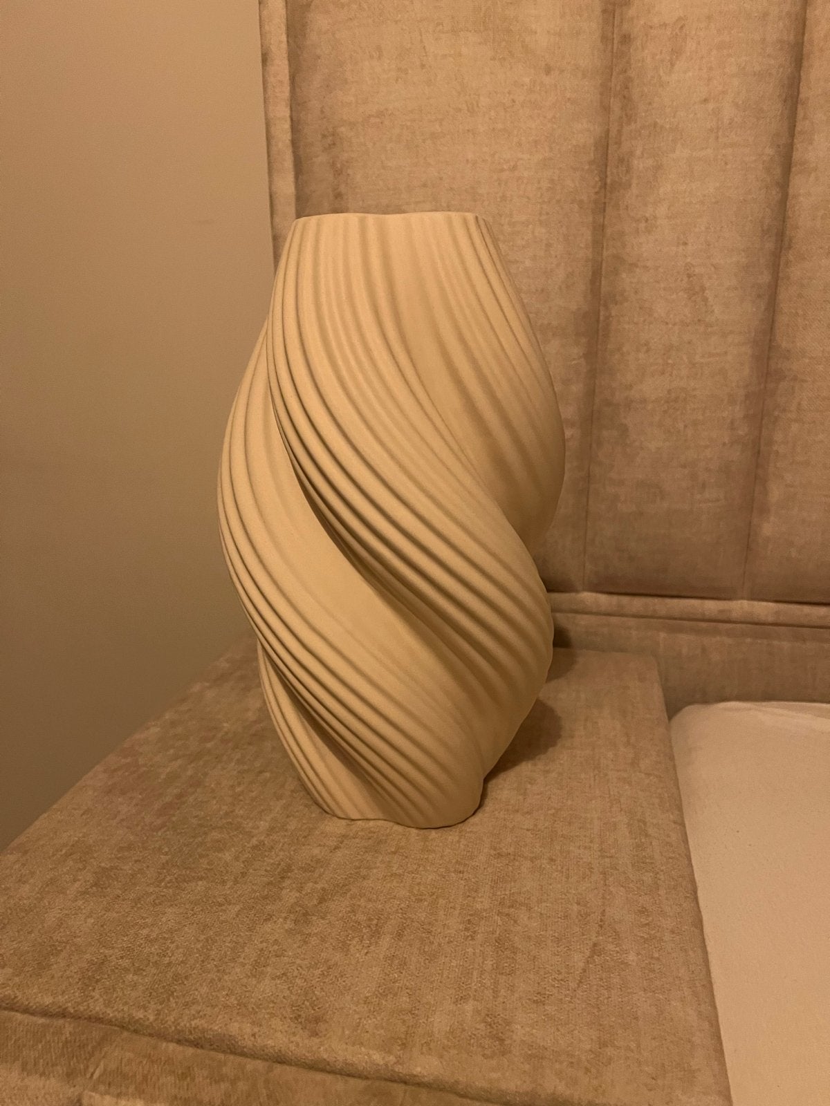 Nieuwe H&M vaas met uniek gedraaid design, Huis en Inrichting, Woonaccessoires | Vazen, Beige, Nieuw, Ophalen of Verzenden, Geschikt voor droogbloemen