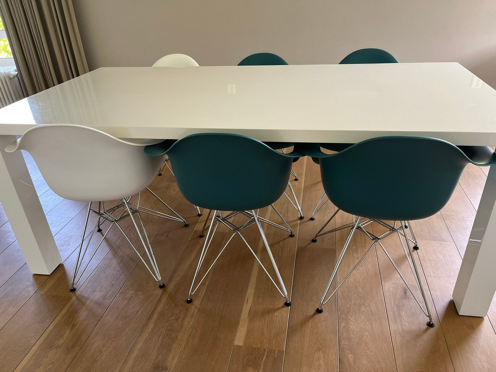 Petrolblauw(4) en witte(2) kuipstoelen (Eames design), Huis en Inrichting, Stoelen, Ophalen, Kunststof, Blauw, Zo goed als nieuw