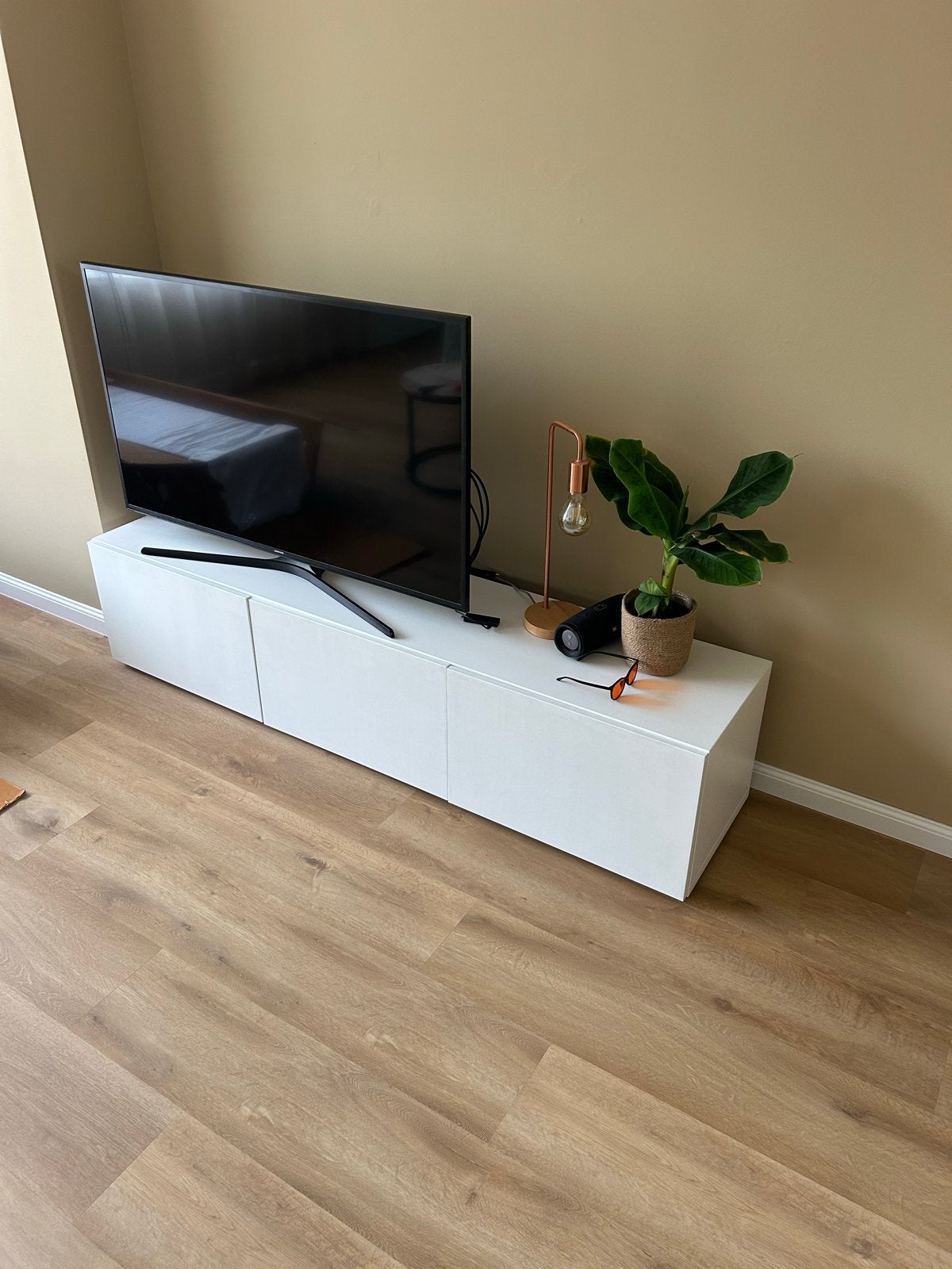 Ikea TV meubel wit met pootjes en wandbevestiging