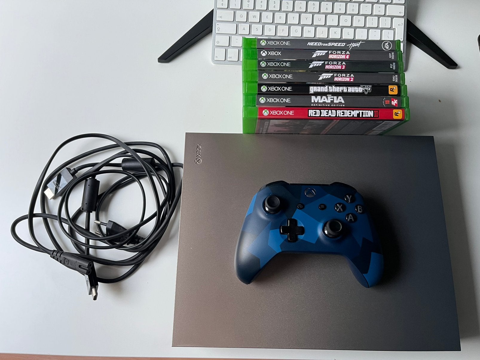 Xbox One X, Ophalen, Met games, Zo goed als nieuw, 1 TB