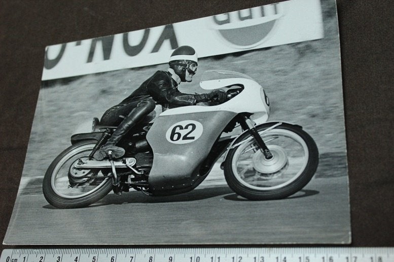 foto coureur J. Dekker 1973 Assen TT ??, Ophalen of Verzenden, Gelezen