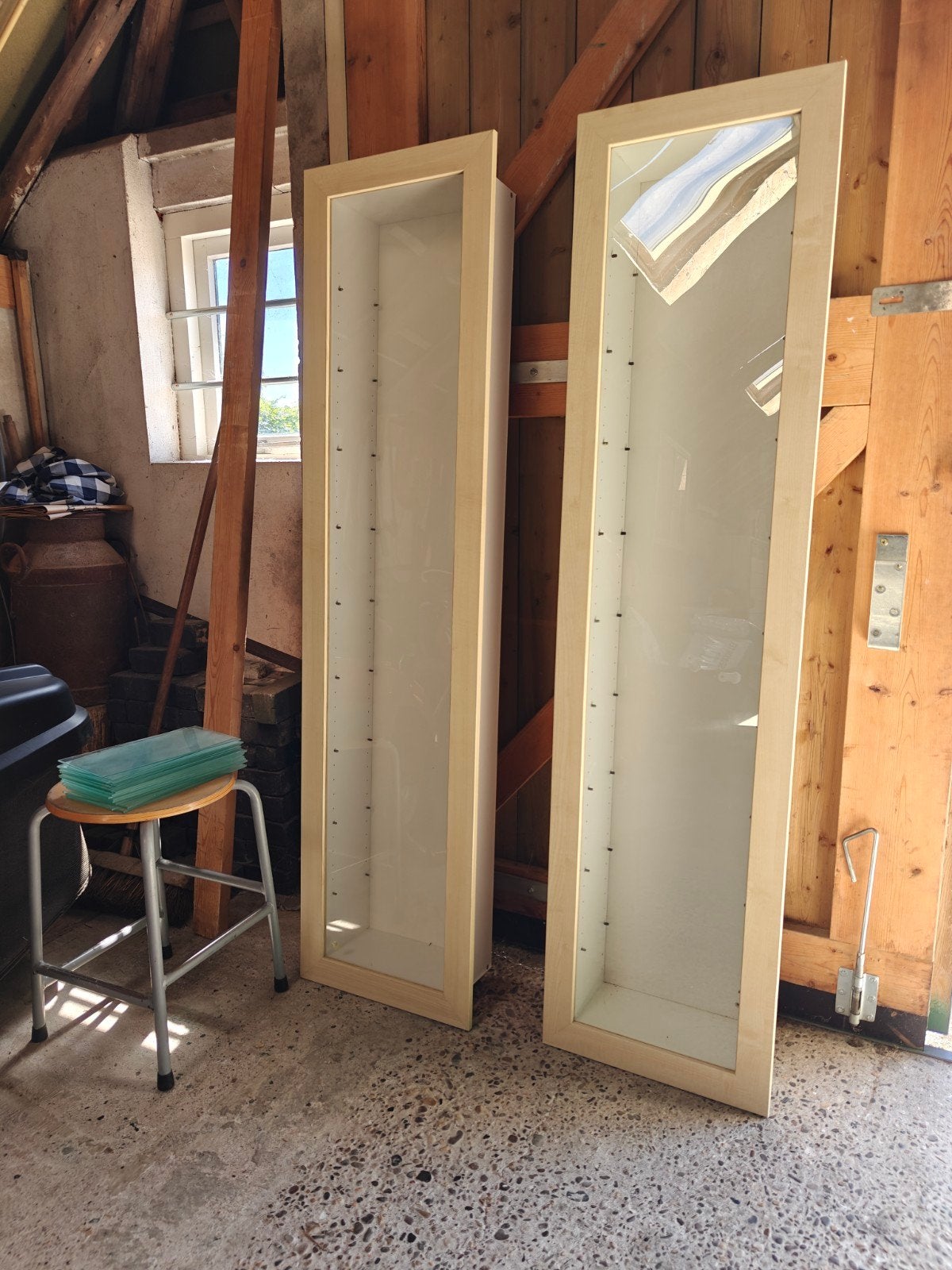 2 vitrinekasten Ikea Bertby met 18 glazen plankjes, Huis en Inrichting, Kasten | Vitrinekasten, Ophalen, Minder dan 50 cm, Met deur(en)