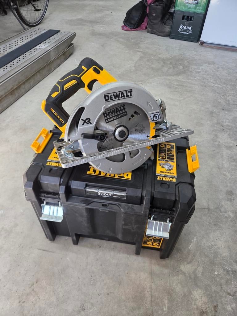 DeWALT DCS572NT Accu cirkelzaag 18V Body in koffer, Ophalen, Cirkelzaag, Nieuw, 30 tot 70 mm