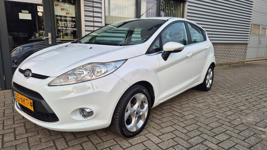 Ford FIESTA 1.25 i AIRCO TITANIUM TREKHAAK EL RAMEN NAP, Voorwielaandrijving, Euro 5, 1242 cc, 4 cilinders