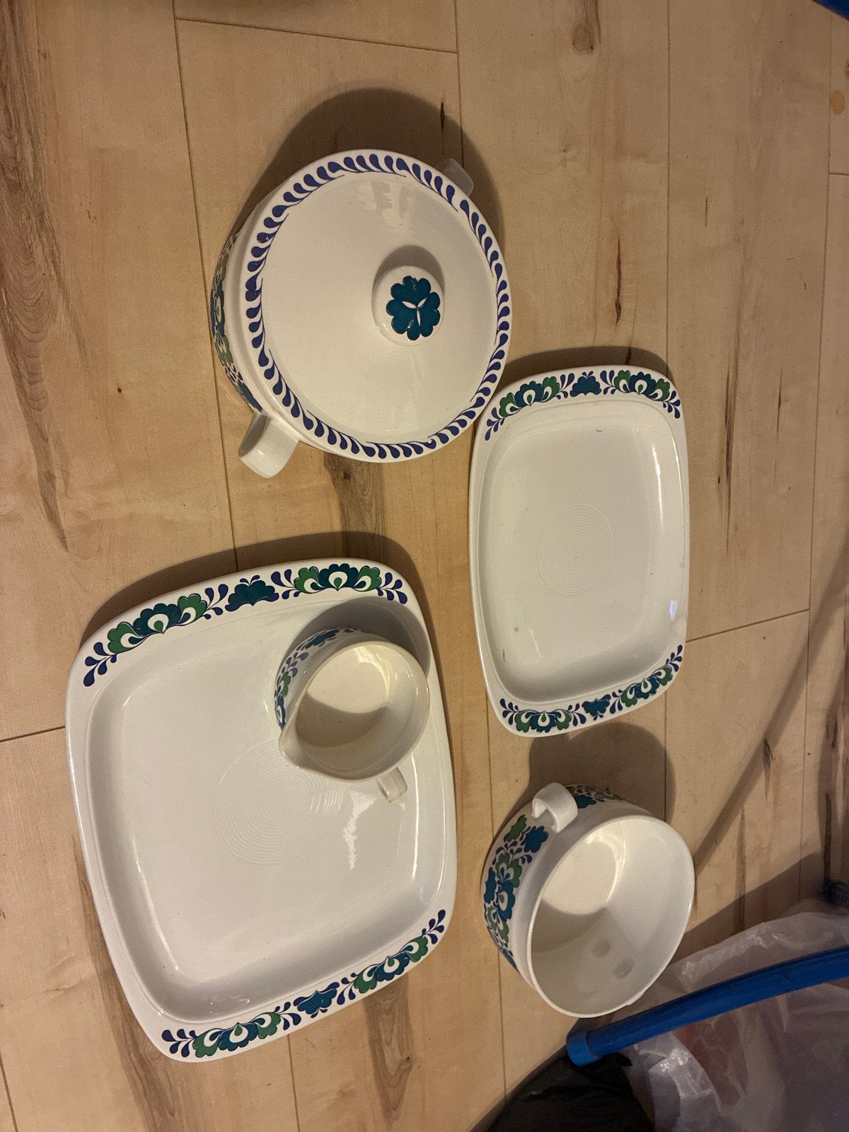 Vintage servies set met blauw/groen bloemmotief, Antiek en Kunst, Ophalen