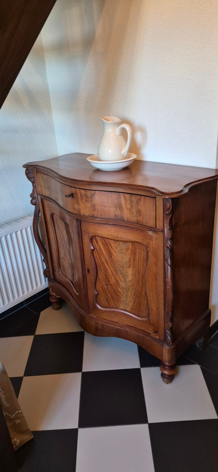 Antiek dressoir/kastje met gebruikerssporen, Ophalen