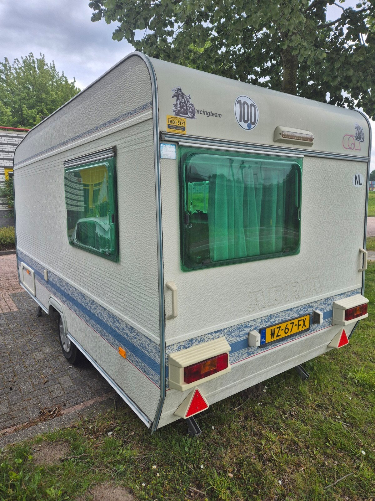 Adria Unica 390 PS met vast bed, mover,MaxFan, Vast bed, Treinzit, 750 - 1000 kg, Particulier