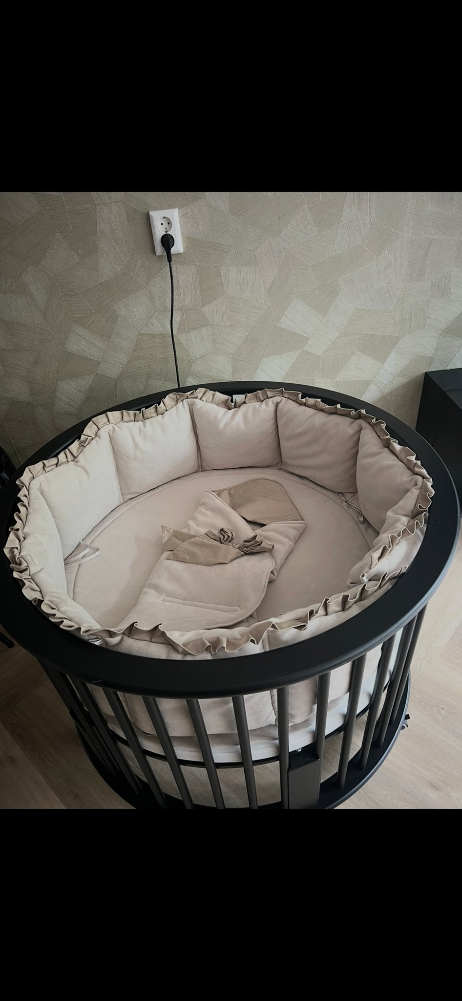 Ronde box met matras, boxkleed, strikken en boxrand, Kinderen en Baby's, Ophalen, Gebruikt, Rond, In hoogte verstelbaar