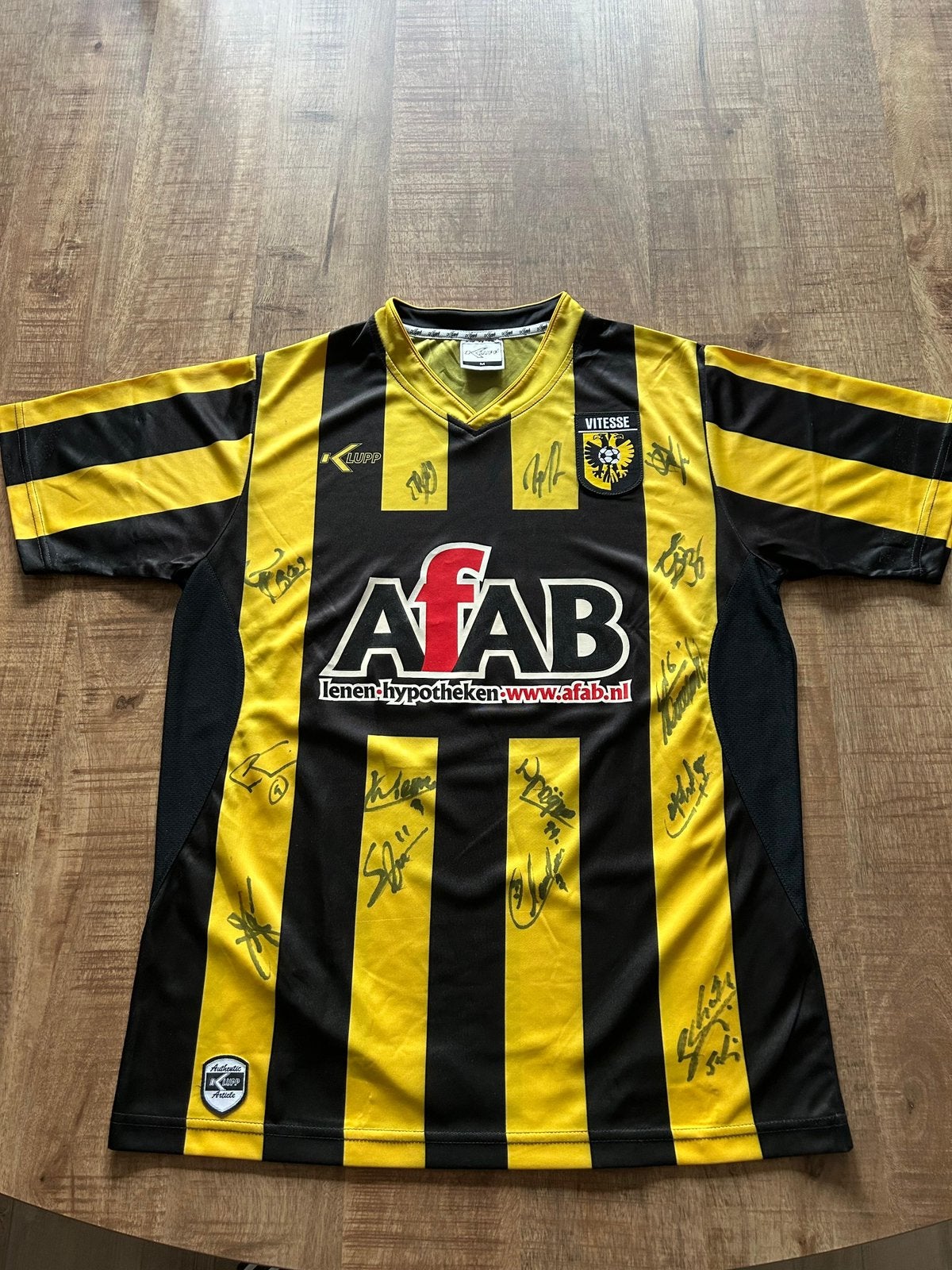 Vitesse-shirt gesigneerd – seizoen 2009/2010, Sport en Fitness, Maat M, Ophalen, Zo goed als nieuw, Shirt