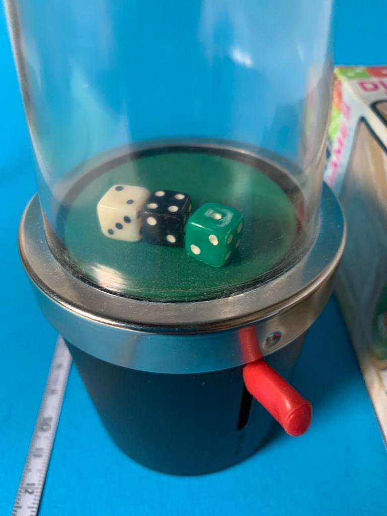 Vintage Dice Games Shaker - Dobbelspel met doos, Hobby en Vrije tijd, Gezelschapsspellen | Overige, Vijf spelers of meer, Ophalen of Verzenden