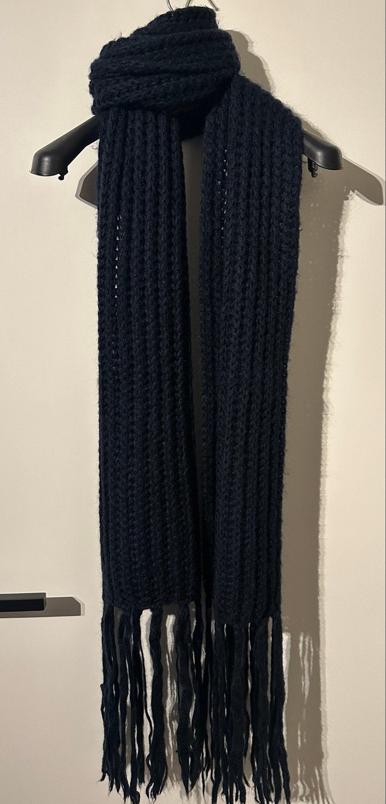 JEFF - Donkerblauwe gebreide sjaal | 205 cm, Kleding | Dames, Mutsen, Sjaals en Handschoenen, Ophalen of Verzenden, Zo goed als nieuw
