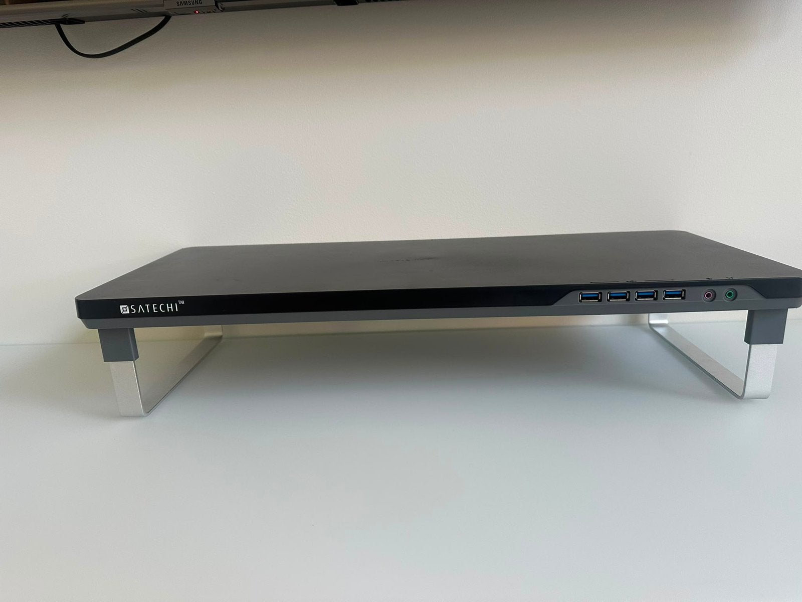 Satechi ST-F3SMSK monitorstandaard met usb hub, Ophalen of Verzenden, Zo goed als nieuw, In hoogte verstelbaar