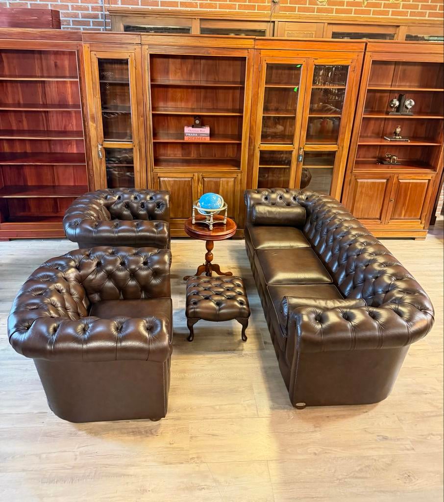 Origineel Chesterfield: 3-zitsbank & 2 fauteuil, Huis en Inrichting, Banken | Bankstellen, Ophalen, Mister chesterfield, Leer