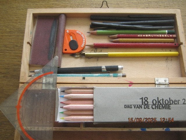 Tekendoos met inhoud oa kroontjespen + houder, Ophalen of Verzenden, Zo goed als nieuw, Overige typen