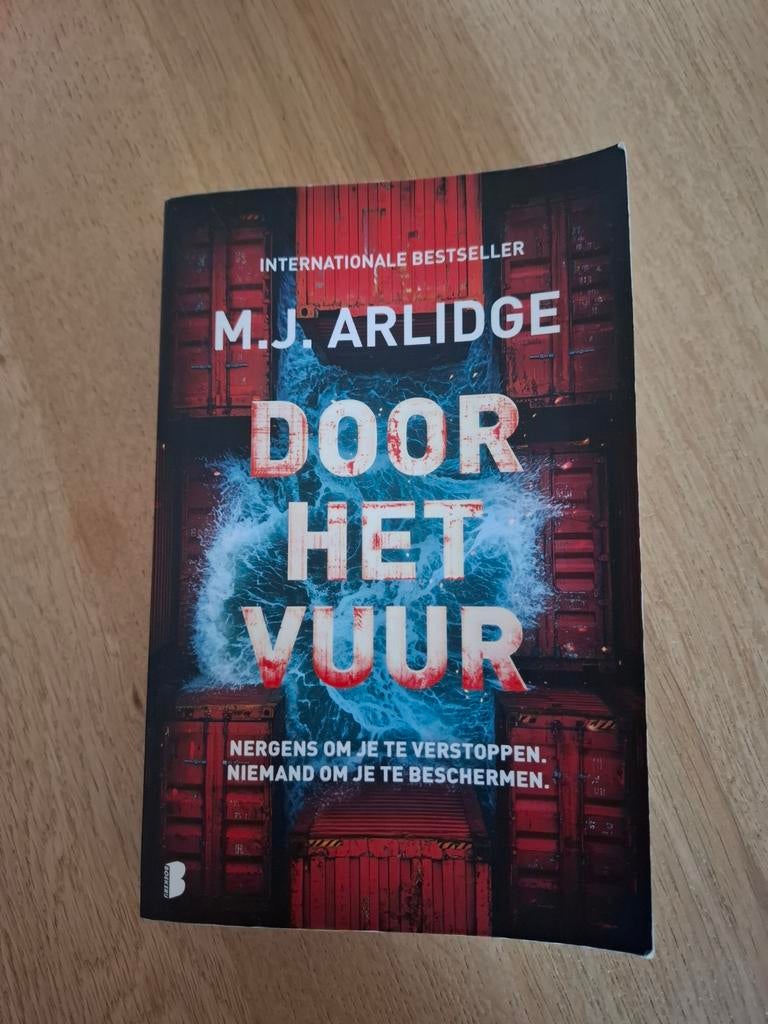 M.J. Arlidge - Door het Vuur (Internationale Bestseller), Boeken, Ophalen of Verzenden, Gelezen, M.J. Arlidge, Nederland