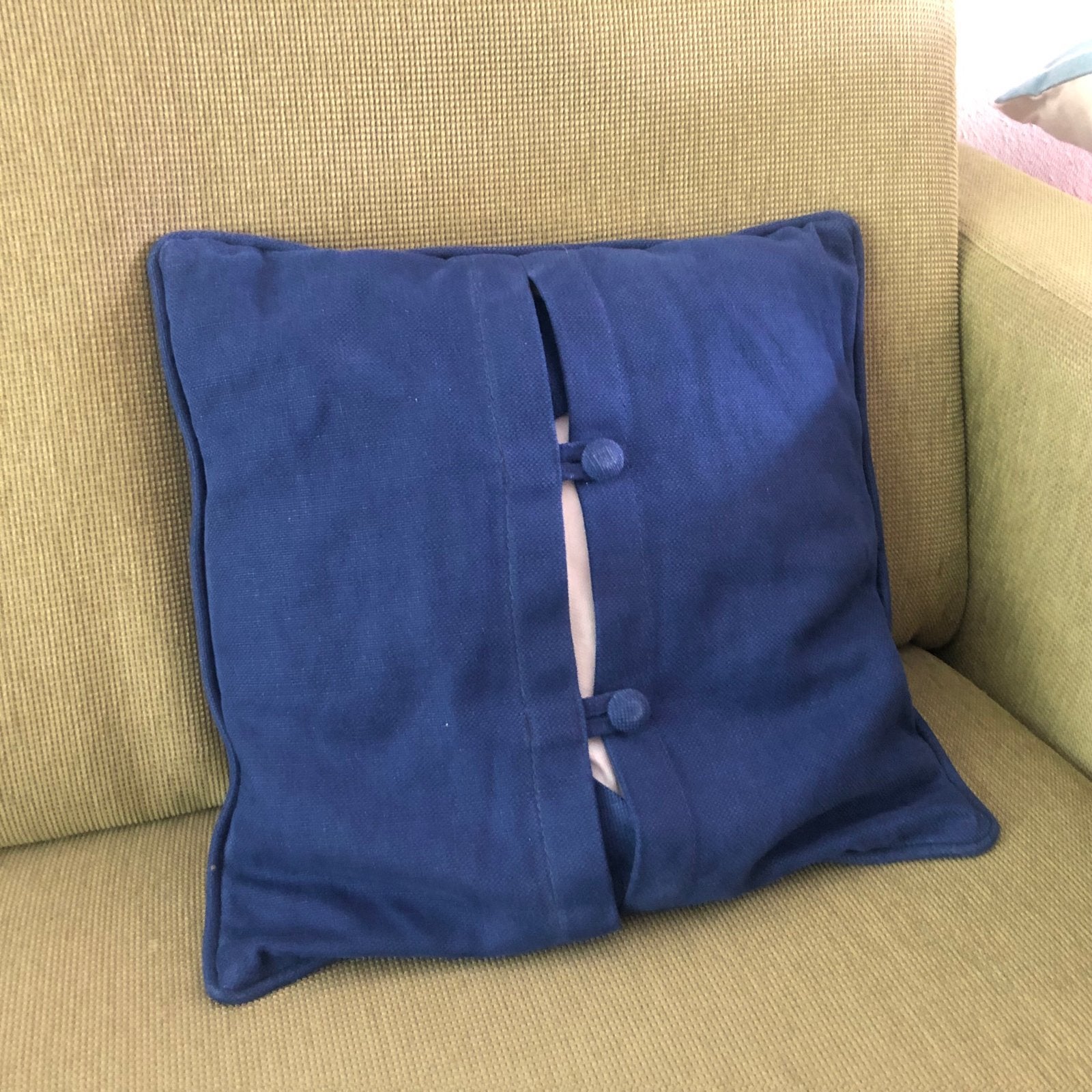 Blauw sierkussentje met knoopjes 35x35 cm, Ophalen, Gebruikt, Blauw, Vierkant