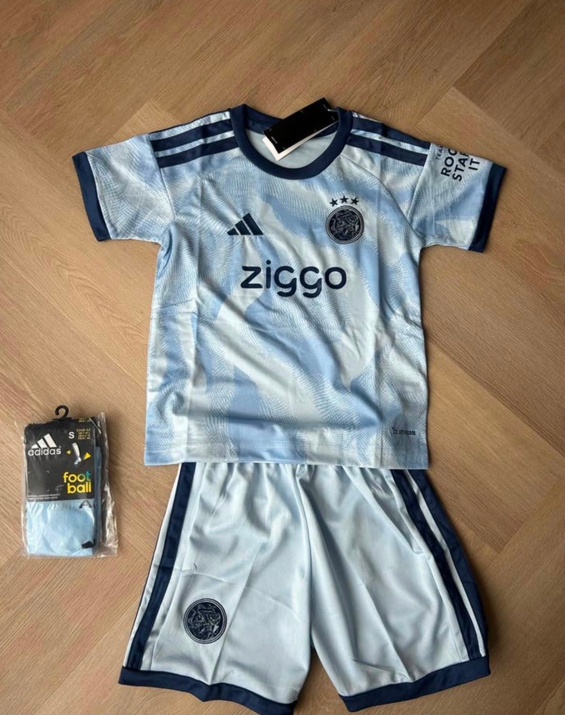 Ajax derde tenue 2026/2027 maat 134 en 140, Sport en Fitness, Maat S, Ophalen of Verzenden, Nieuw, Set