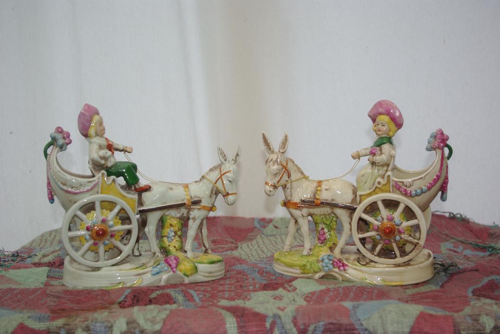 Paarden met Koets  ( Porselein, Ophalen, Zo goed als nieuw, Dier
