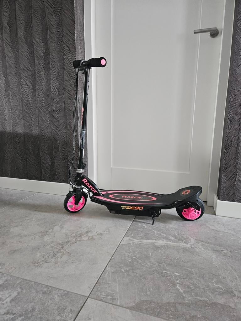 Razor Power Core E90 Elektrische Step - Zwart/Roze, Fietsen en Brommers, Steps, Ophalen, Gebruikt, Elektrische step (E-scooter)