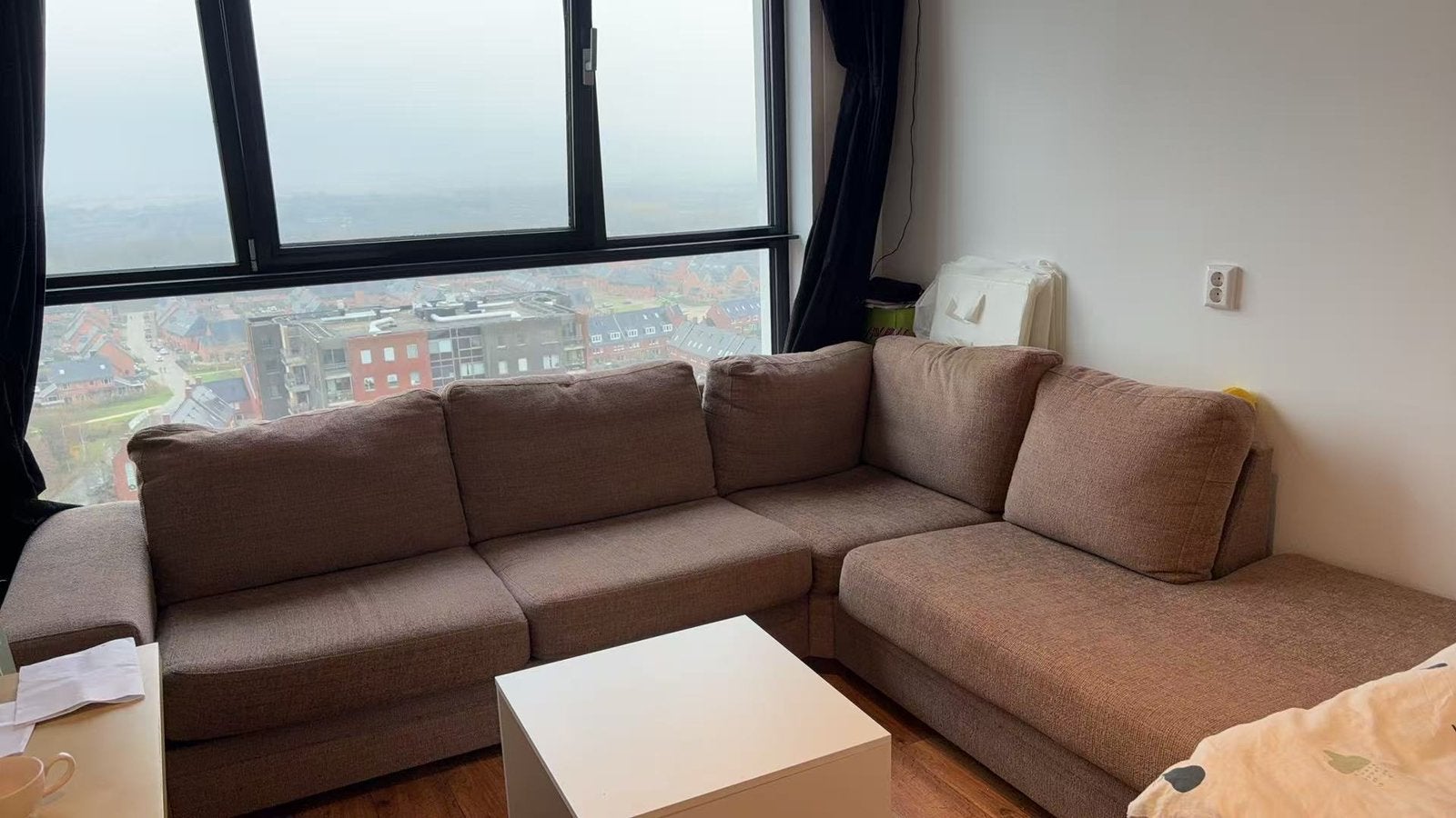 Bellus Large L-Shaped Corner Sofa + White Coffee Table, Ophalen, 250 tot 300 cm, 100 tot 125 cm, Hoekbank