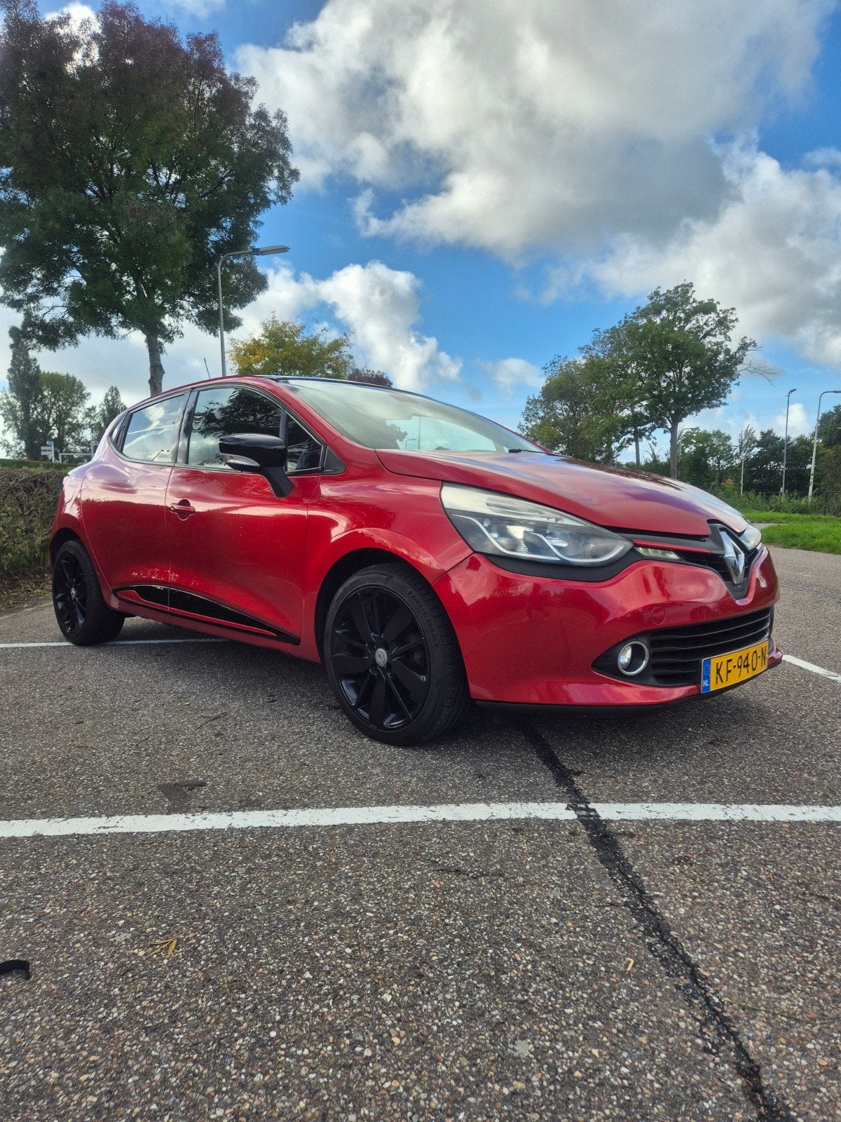 Renault Clio 0.9 TCE 66KW 5-DRS 2013 Rood, Voorwielaandrijving, 898 cc, 40 €/maand, 540 kg