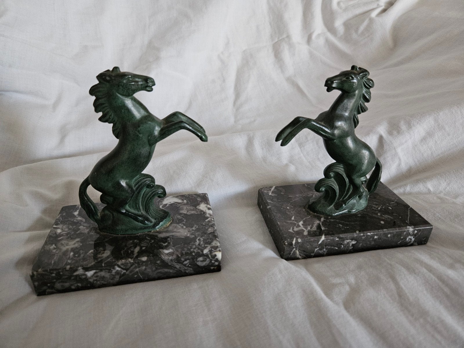 Set van 2 brons gepatineerd paarden op marmeren sokkel, Antiek en Kunst, Antiek | Overige Antiek, Ophalen of Verzenden