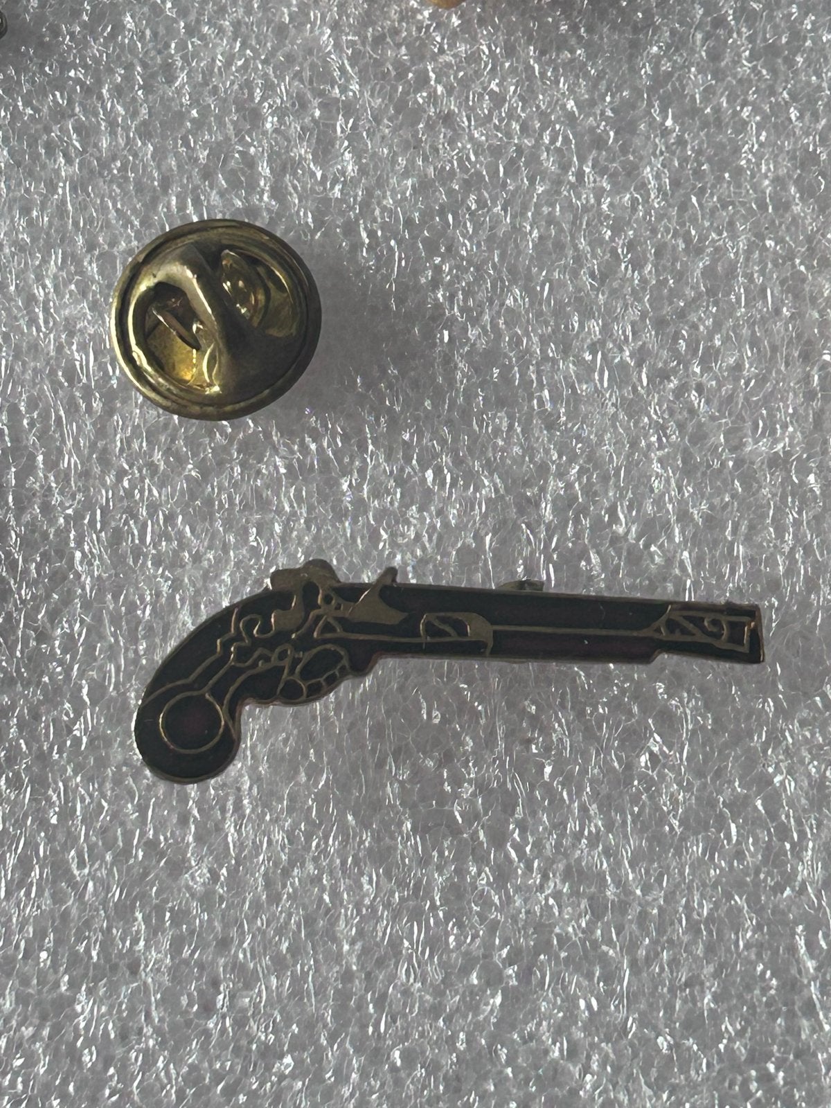 Vintage Pistool Pin - Zwart en Goud, Ophalen of Verzenden, Gebruikt, Overige onderwerpen, Speldje of Pin