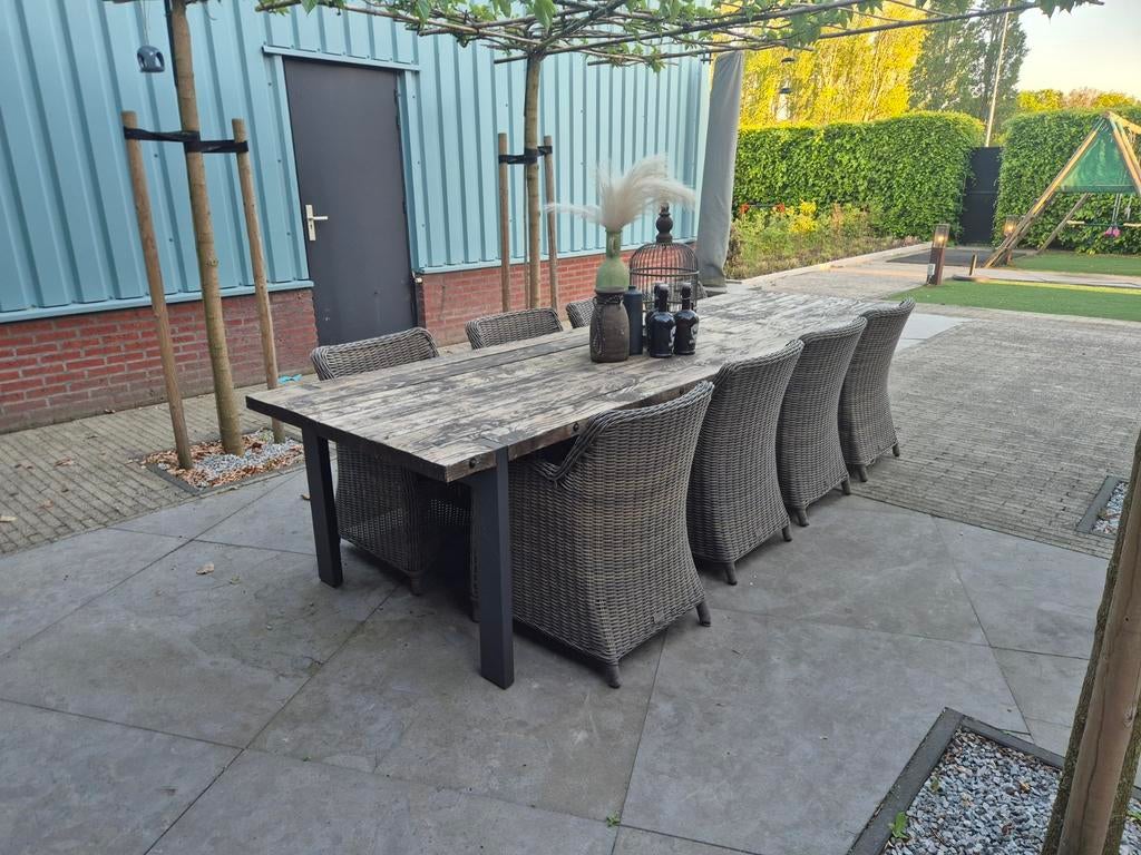 Robuuste houten tuintafel met metalen onderstel, Ophalen