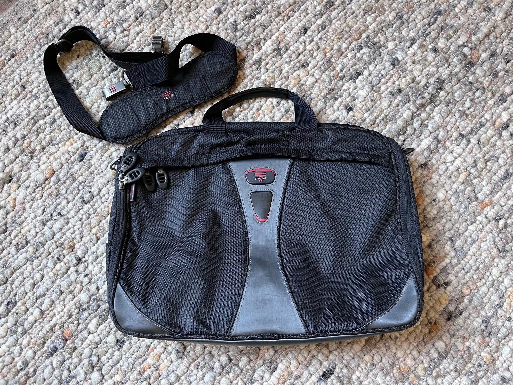 TUMI T-Tech 5514D Travel Laptop Messenger / Briefcase, Verzenden, 17 inch of meer, Tabletvak, Zo goed als nieuw
