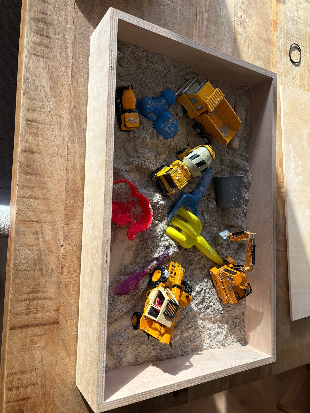 Magnetisch zand in houten bak inclusief speelgoed, Ophalen of Verzenden, Gebruikt, Jongen of Meisje