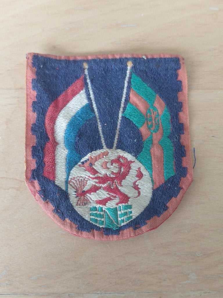 Oud embleem Nijmeegse Vierdaagse., Ophalen of Verzenden, Landmacht, Nederland, Embleem of Badge
