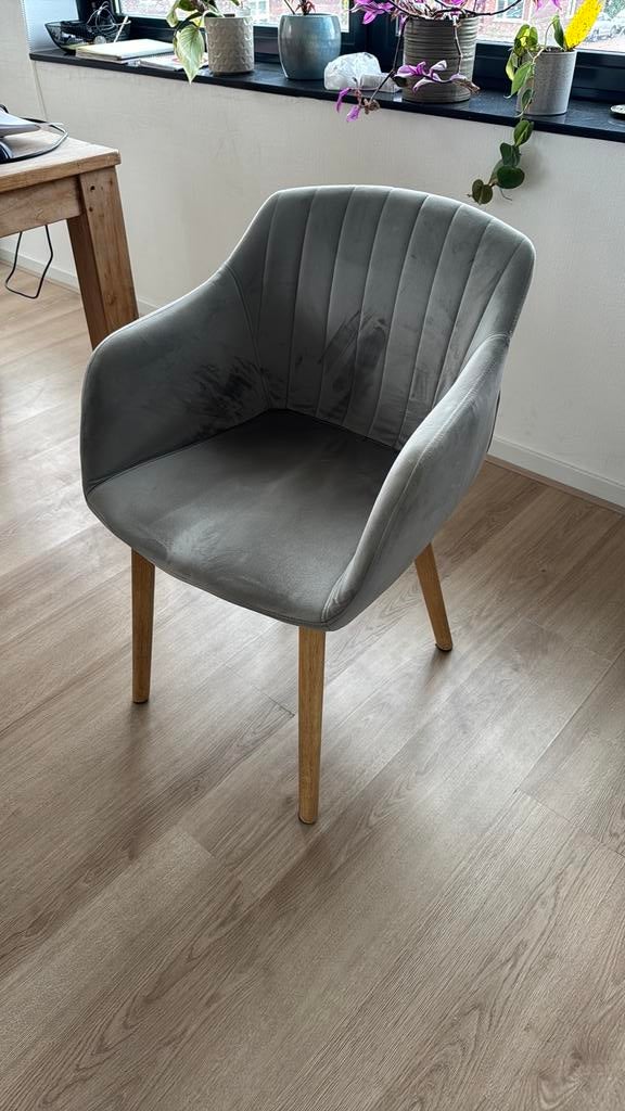 Te koop: 3 JYSK eetkamerstoelen (grijs fluweel/velours), Ophalen, Zo goed als nieuw, Grijs, Drie